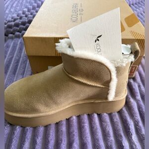 Koolaburra by UGG Tan Boots with White Fur Trim